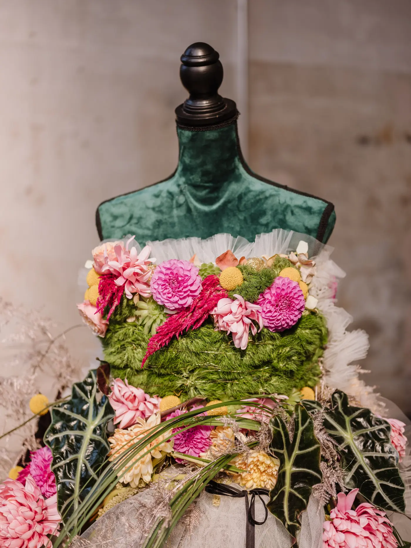 Maniquí alta costura flores
