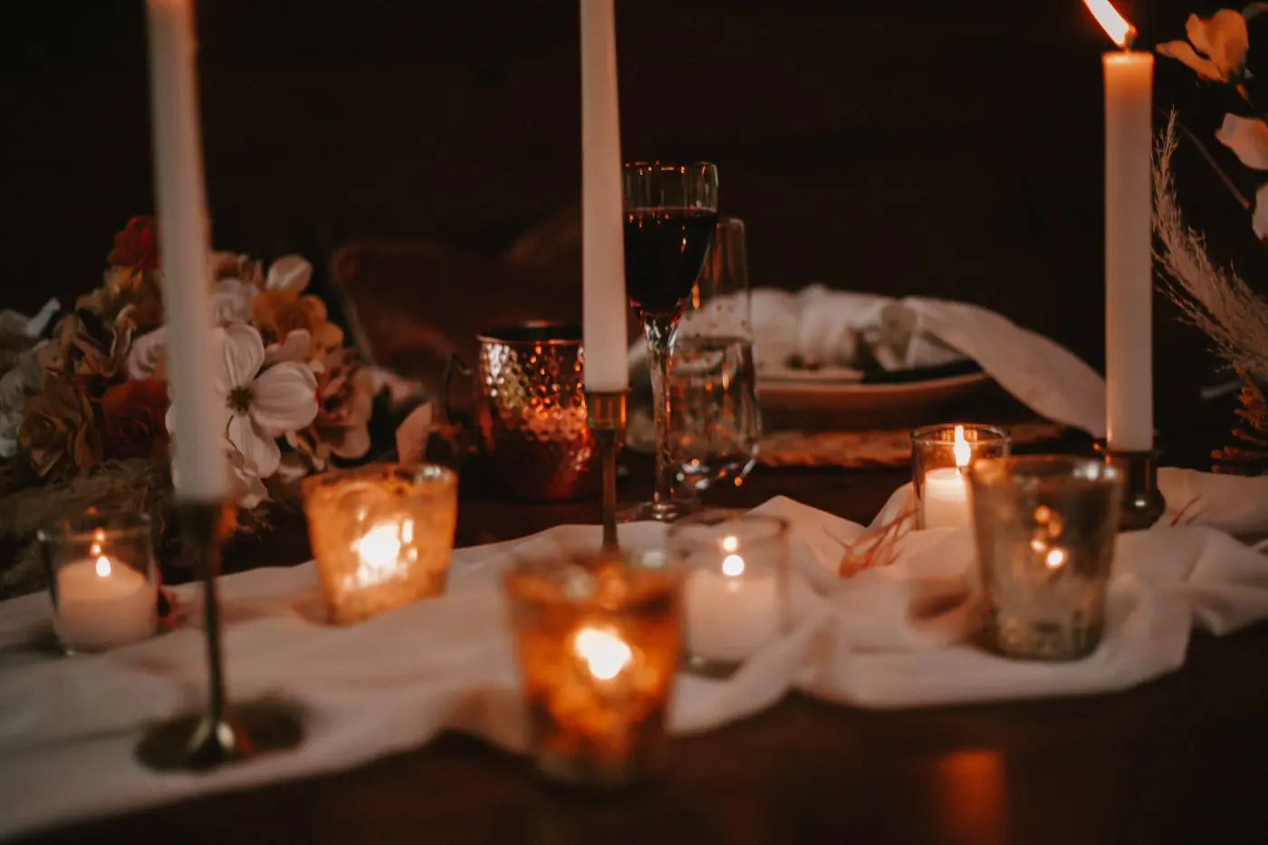 Mesa decorada con velas, cálida y mágica