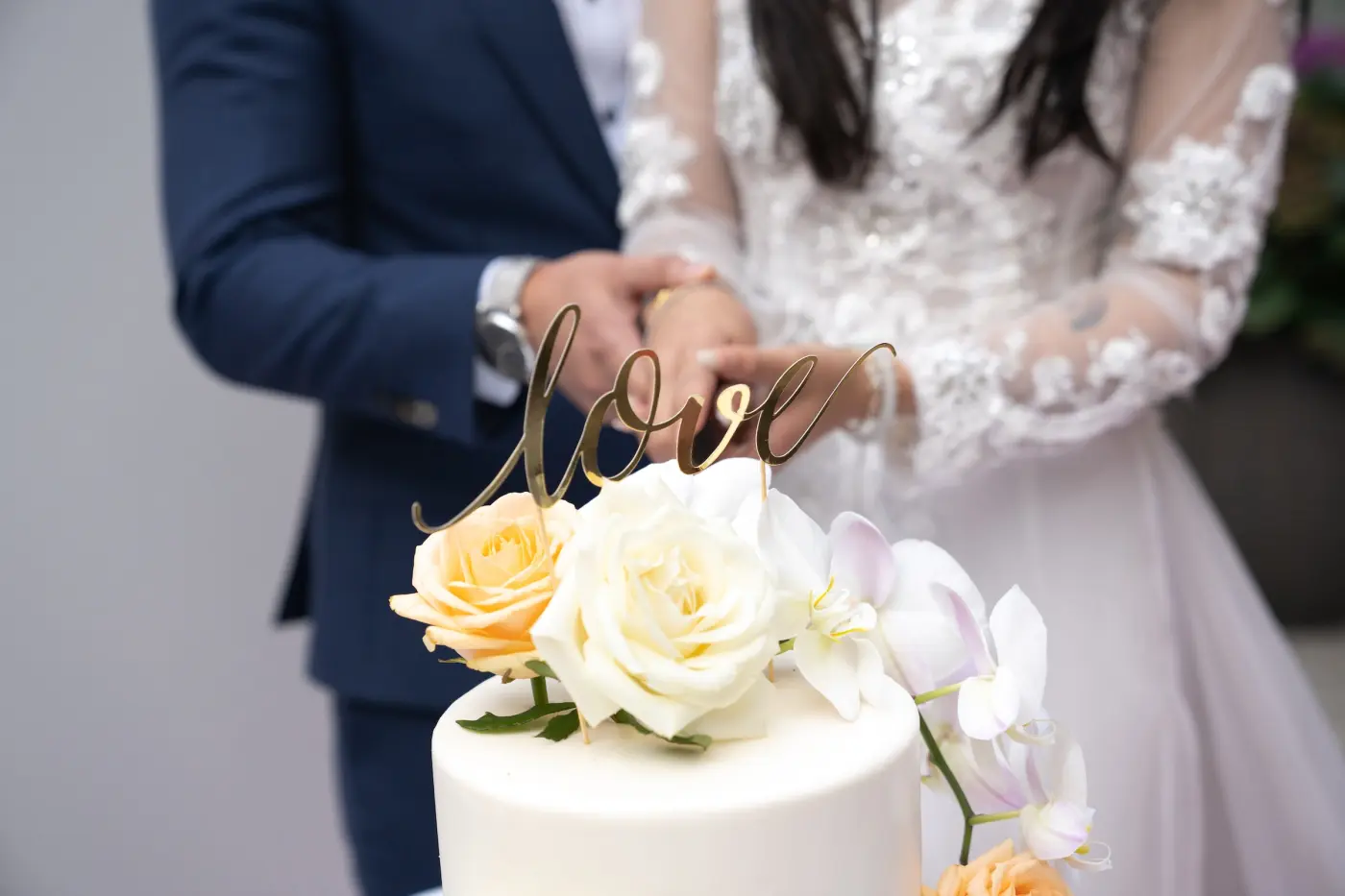 Novios cortando tarta de Boda