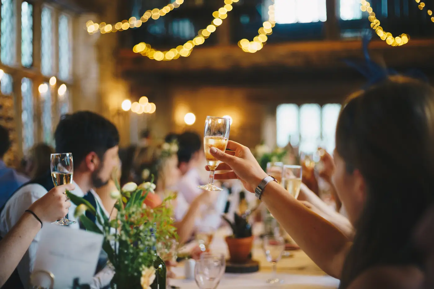 brindis boda pequeña en mesa decorada con luces