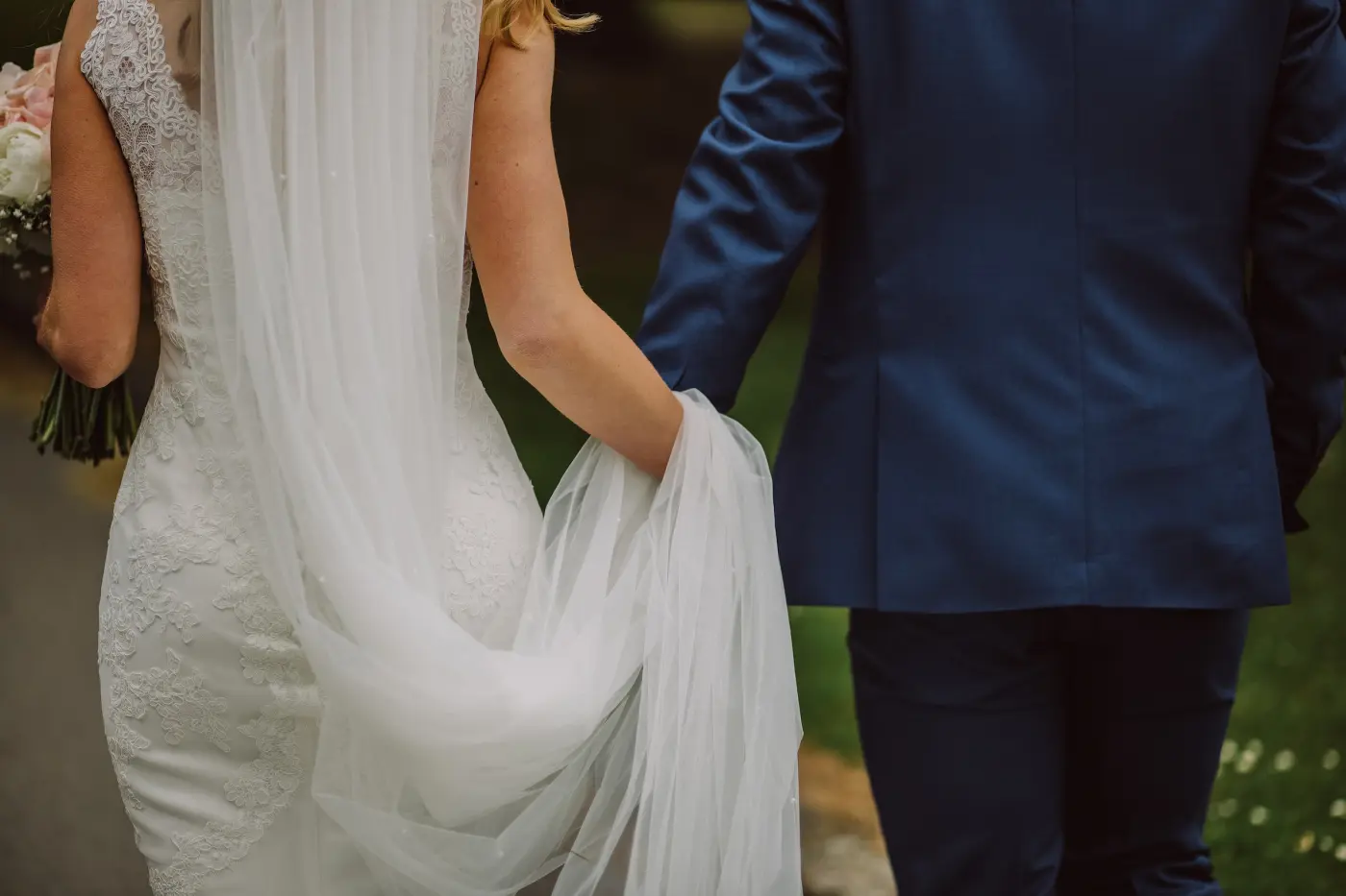 Novios de espaldas en un jardín