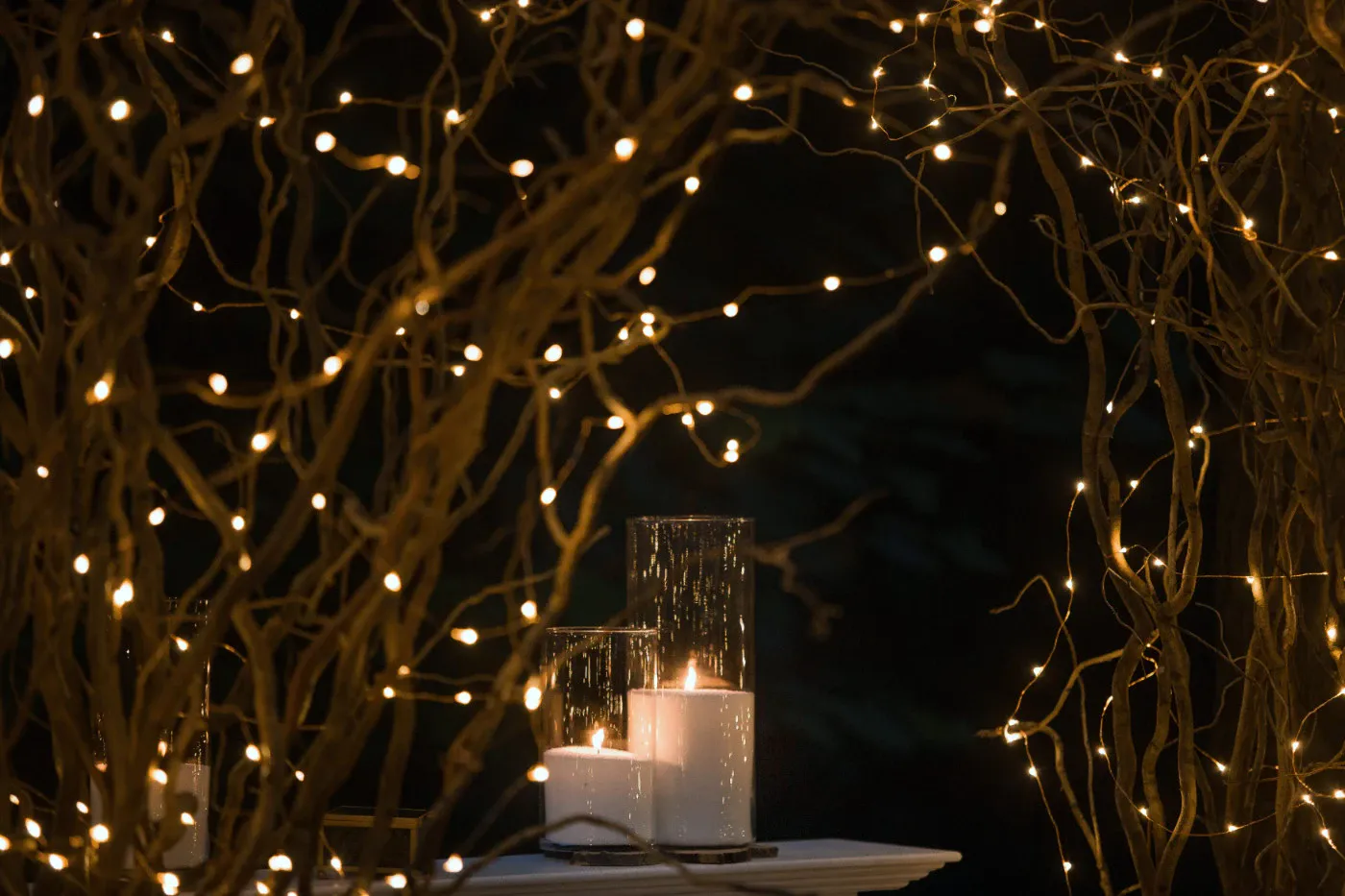 Bodas pequeña con luces en jardín y velas