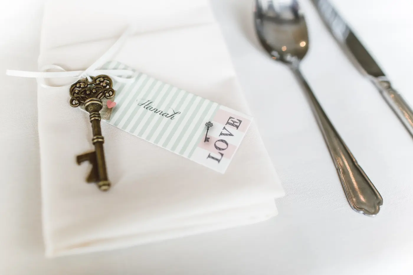 Detalle de invitados boda. Llave con regalo.