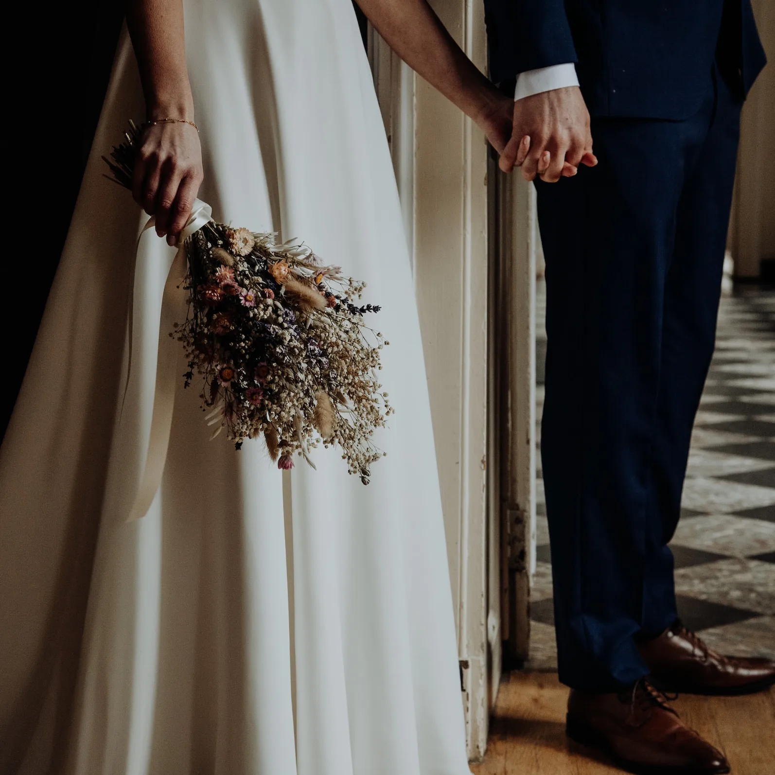 novios ramo flores boda íntima